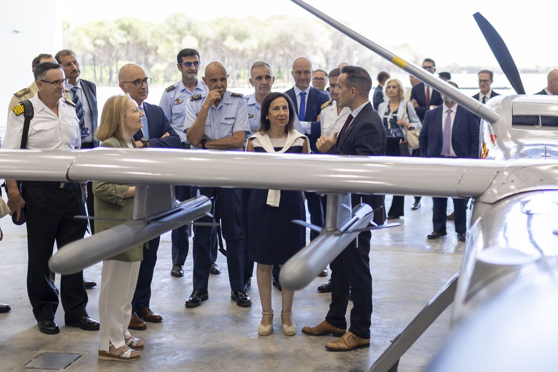 La visita de la ministra de Defensa al CEUS de Moguer, en imágenes