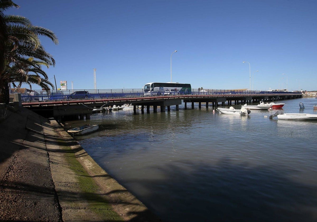 El puente es el principal acceso a Isla Cristina