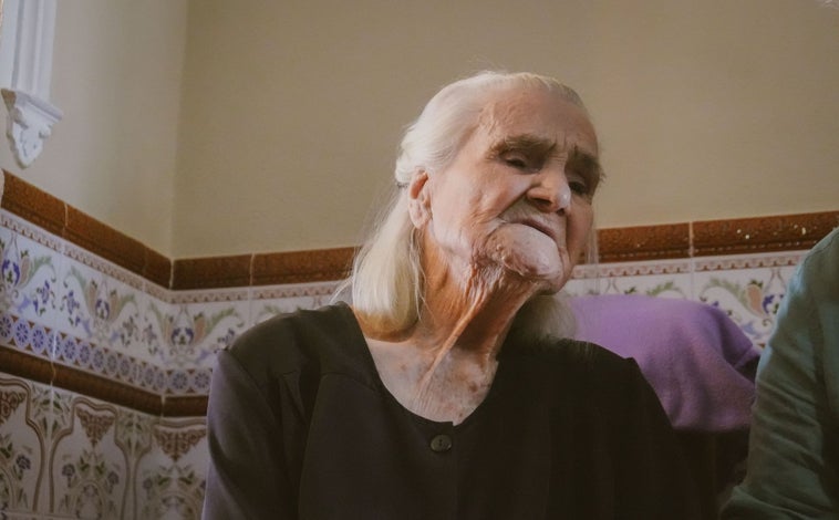 Imagen principal - Mujer centenaria en Huelva: Almonte homenajea a Dolores Triana Laíno con un regalo especial