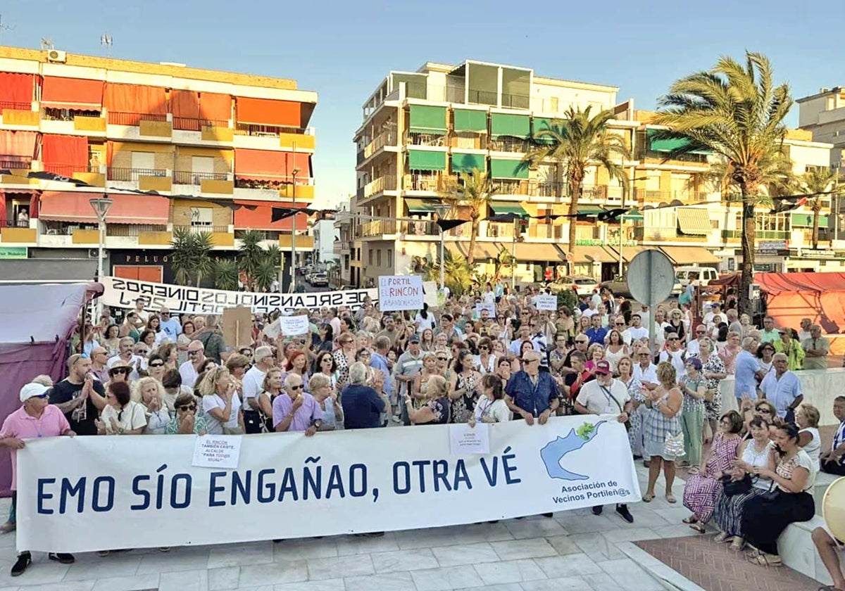 Concentración a las puertas del Ayuntamiento de Punta Umbría