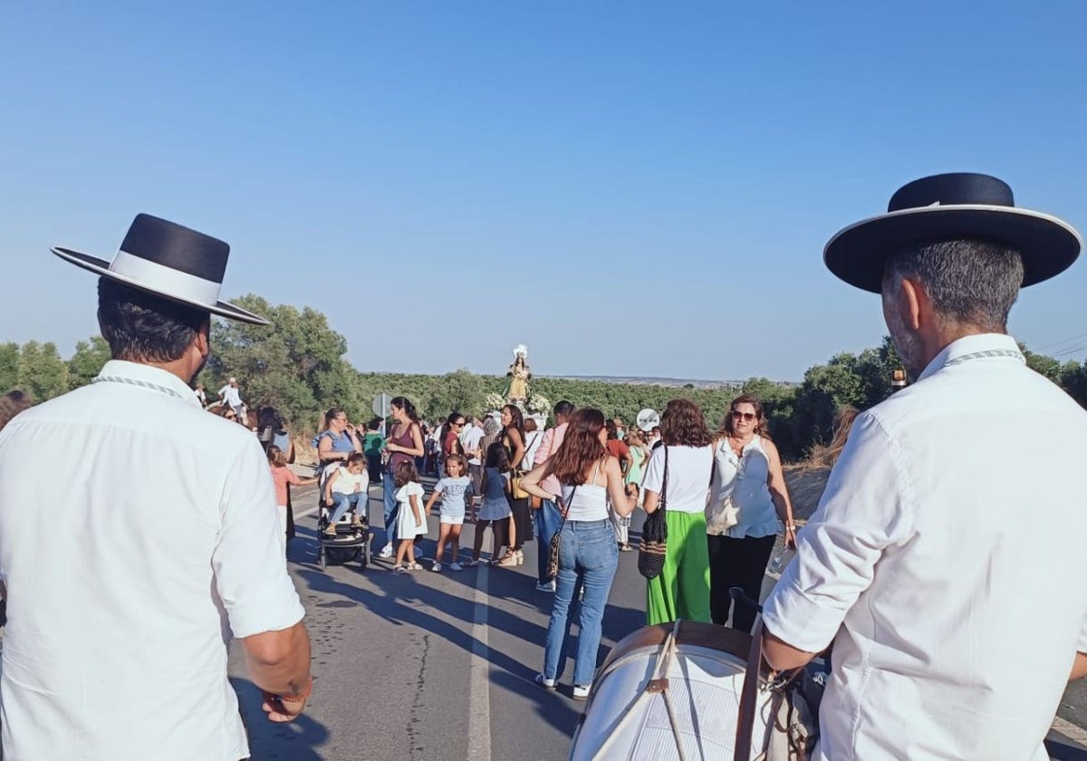 Tamborileros, con la Virgen de Clarines