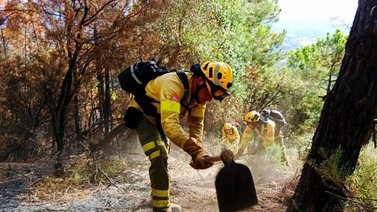 La precariedad de quienes combaten el fuego en los parajes de Huelva