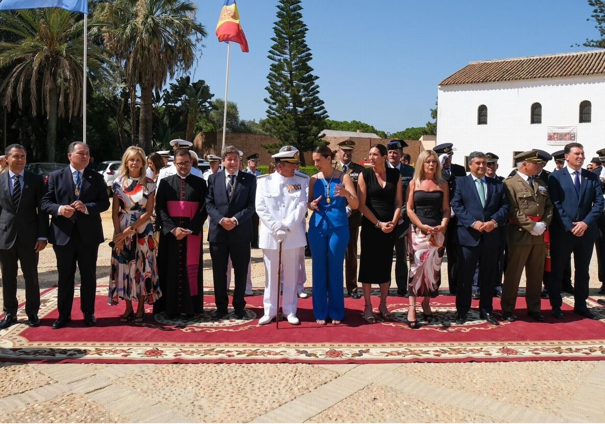 Foto de familia de acto del 3 de agosto de la Real Sociedad Colombina