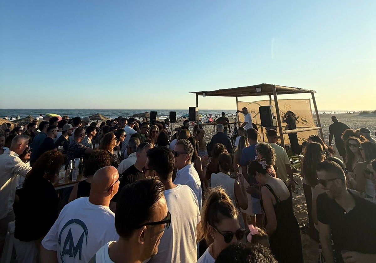 El chiringuito Playa del Este celebra este sábado su Fiesta Blanca con más de mil regalos