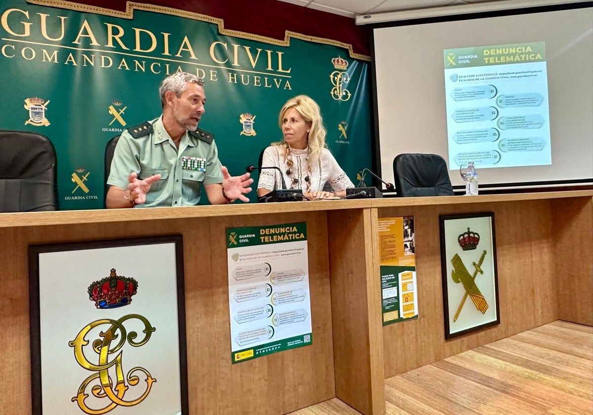 El coronel de la Guardia Civil, Julio Serrano, y la subdelegada del Gobierno, María José Rico