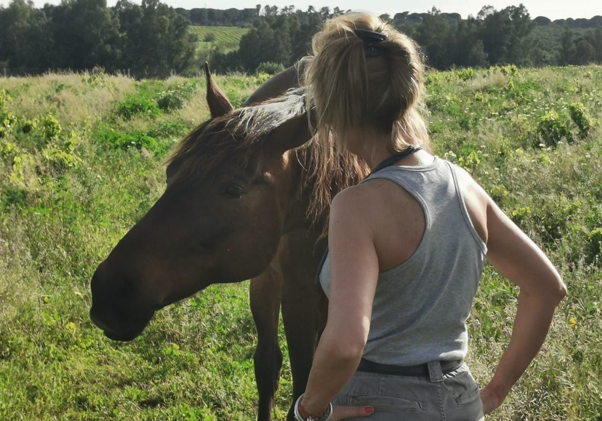 Voluntaria de El burrito feliz con un caballo