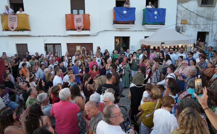 Imagen principal - El espectáculo &#039;La Leyenda del Pájaro Azul&#039; pone el broche a las XXVIII Jornadas Medievales de Cortegana