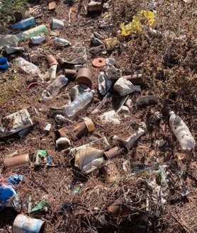 Imagen secundaria 2 - Quique Bolsitas descubre un vertedero clandestino de neumáticos entre Villarrasa y Bollullos: «Es un peligro medioambiental»