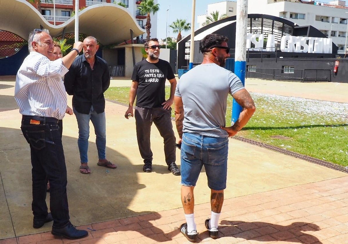 El equipo de Manuel Carrasco visita el recinto junto al alcalde de Isla Cristina