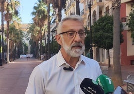 El alcalde de Bonares niega que se «delegue la seguridad», sino que «se refuerza el servicio de atención»