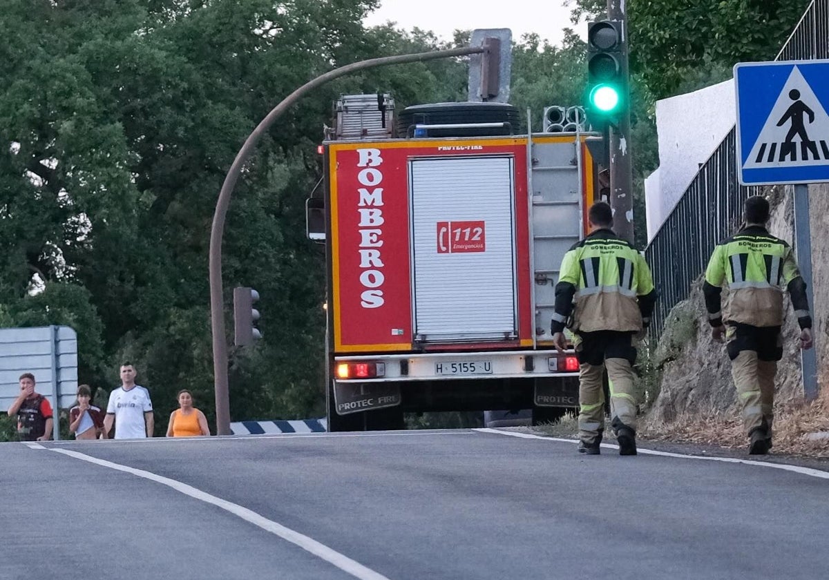 Bomberos en la zona afectada por el incendio de este martes, que obligó al desalojo de vecinos