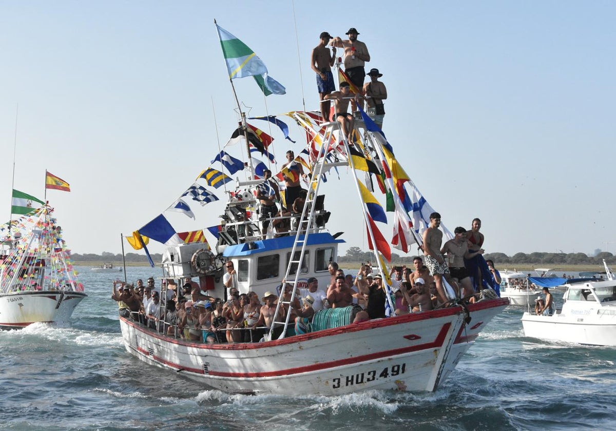 Una de las embarcaciones que acompañana a la patrona durante su procesión marítima