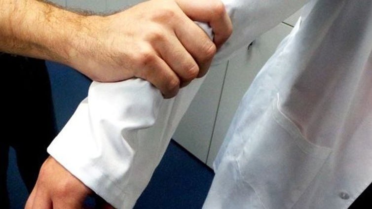 El Colegio de Médicos de Huelva lamenta que el número de agresiones a facultativos en 2025 supera ya las de 2024