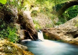 La piscina natural de Huelva que muchos desconocen: se encuentra bajo una increíble cascada en plena sierra