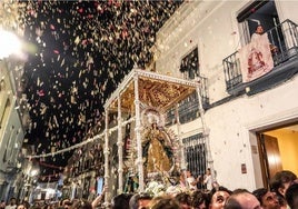 Moguer recibió a su Patrona entre vivas, piropos, guirnaldas y flores