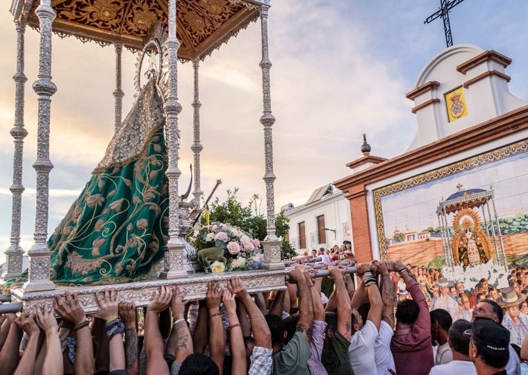Moguer recibió a su Patrona entre vivas, piropos, guirnaldas y flores