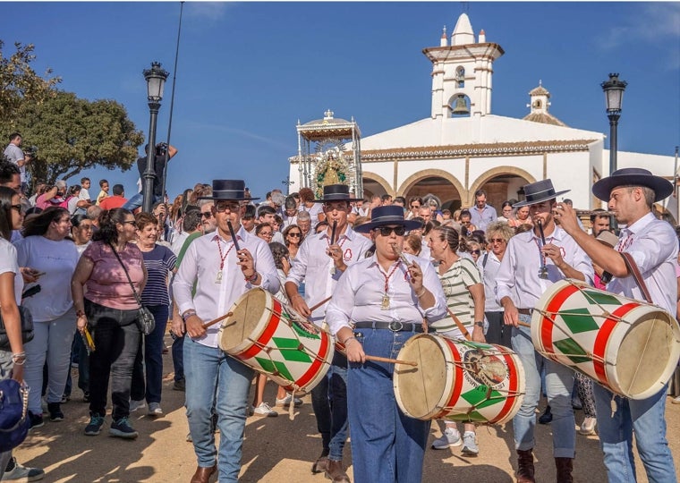 Moguer recibió a su Patrona entre vivas, piropos, guirnaldas y flores