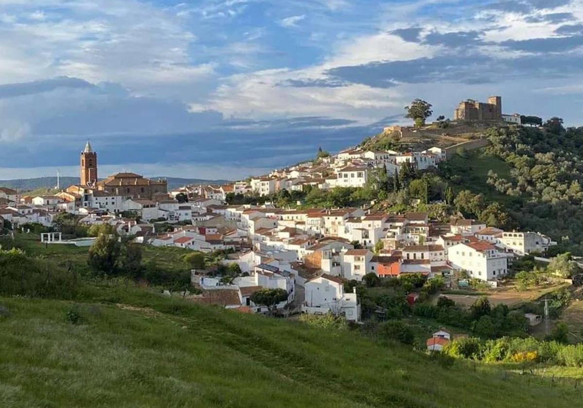 Panorámica del pueblo con el castillo vigilante desde lo alto