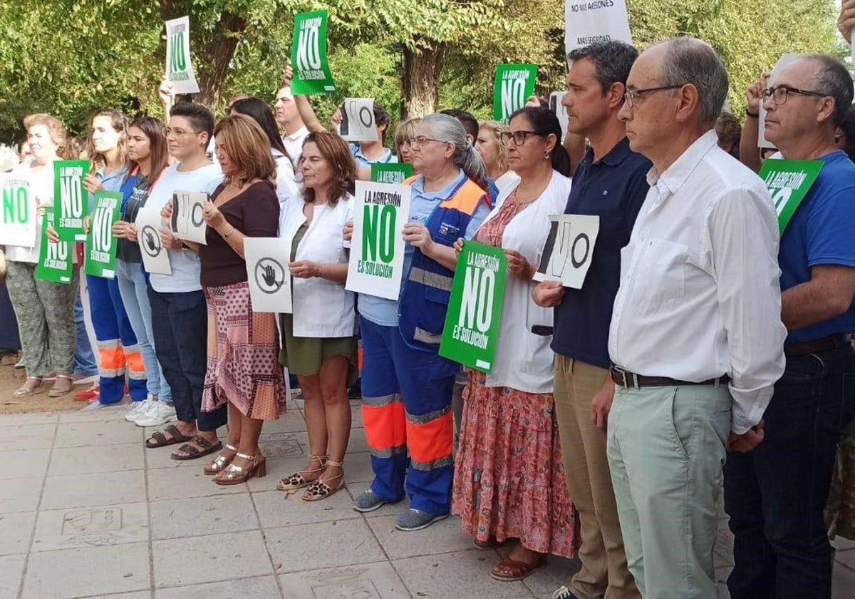 Concentración ante el centro de salud de La Palma del Condado tras la agresión a una facultativa