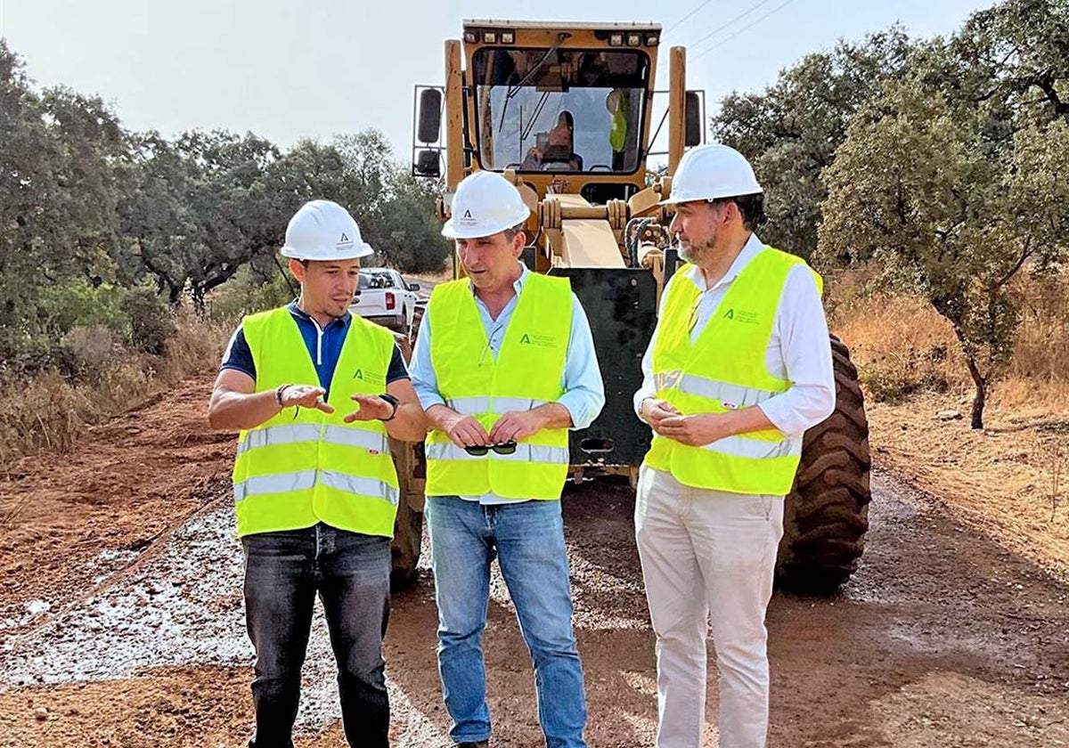 El delegado de Agricultura, Pesca, Agua y Desarrollo Rural en Huelva, Álvaro Burgos, en su visita a una de las actuaciones del Plan Itínere.