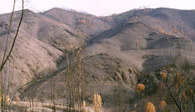 Imagen antes - La Rivera del Gallego destruida por las llamas en 2004 y su aspecto en la actualidad