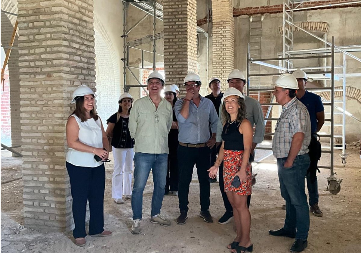 El alcalde de Villalba del Alcor visita las obras de las antiguas bodegas