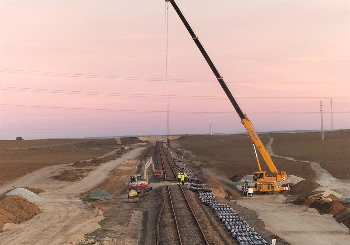 Imagen de archivo de los Trabajos con grúa para la renovación de carril y traviesas en la línea Zafra-Huelva