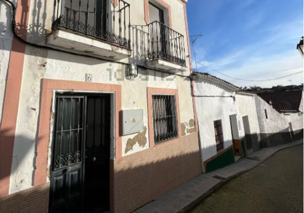 Este es el chalet que sale a la venta por 75.000 euros, con vistas a uno de los castillos más bonitos de la Sierra de Huelva