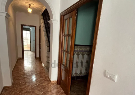 Imagen secundaria 1 - Sale a la venta un chalet por 75.000 euros con vistas a uno de los castillos más bonitos de la Sierra de Huelva: tiene 122 metros y cinco habitaciones