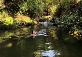 El secreto mejor guardado de la Sierra de Aracena: un manantial de agua limpia y cristalina en el que puedes bañarte
