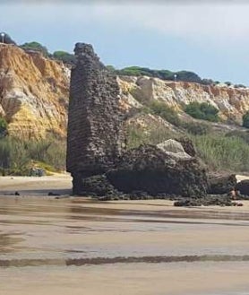 Imagen secundaria 2 - De arriba abajo y derecha a izquierda, las playas de Punta del Moral, La Bota y Torre del Loro.