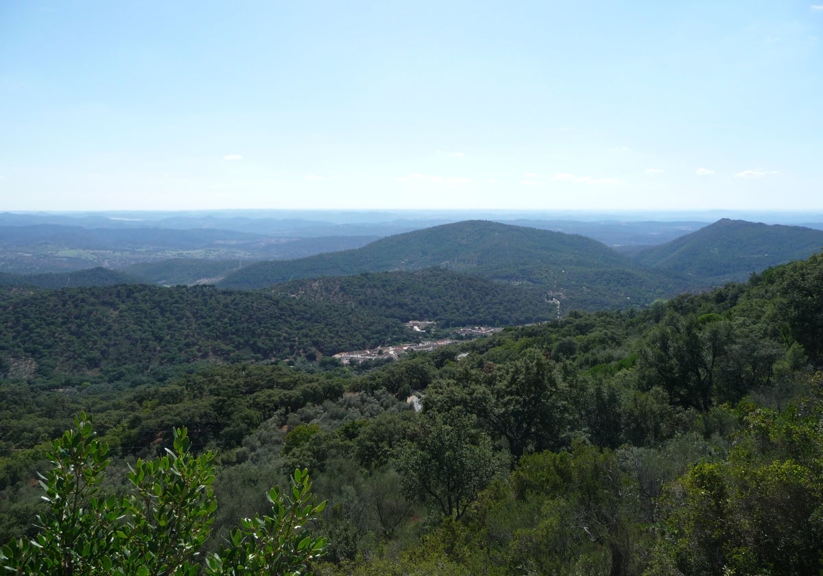 Paisaje de un pueblo de la sierra de Huelva entre montañas