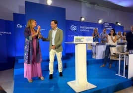 El líder del PP andaluz junto a la alcaldesa de Huelva en la Junta Directiva del partido