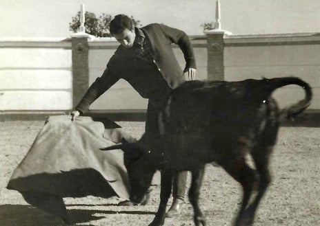Imagen secundaria 1 - Lucas Llanes en la presentación de la 4ª edición del su Manual de Homologación de Trofeos de Caza Mayor en España, en el salón de Plenos de la Diputación de Huelva / Dando un derechazo a un novillo en un tentadero / Portando la llama olímpica en la previa a las Olimpiadas de México-68