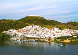 Huelva premia a su sector turístico en Sanlúcar y nombra embajadora a la venenciadora Remedios Vázquez