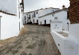 El pueblo de Huelva que está rodeado de bosques y es conocido por sus increíbles castañas y sus interminables rutas: un destino oculto en plena Sierra de Aracena