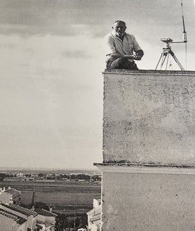 Imagen secundaria 2 - Junto a sus compañeros de estudios (es el primero de arriba a la izquierda). En las fotografías de abajo, una caricatura realizada por sus alumnos de la universidad y trabajando desde el mirador de la casa natal de Juan Ramón Jiménez