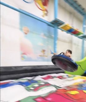 Imagen secundaria 2 - El paraíso de los niños está en este pueblo de Huelva: un enorme parque de camas elásticas donde pueden hacer un sinfín de juegos
