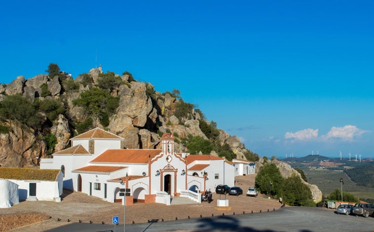 Imagen principal - El pueblo de Huelva que es conocido por su pasión por los caballos: tiene el mayor número de equinos por habitante de España