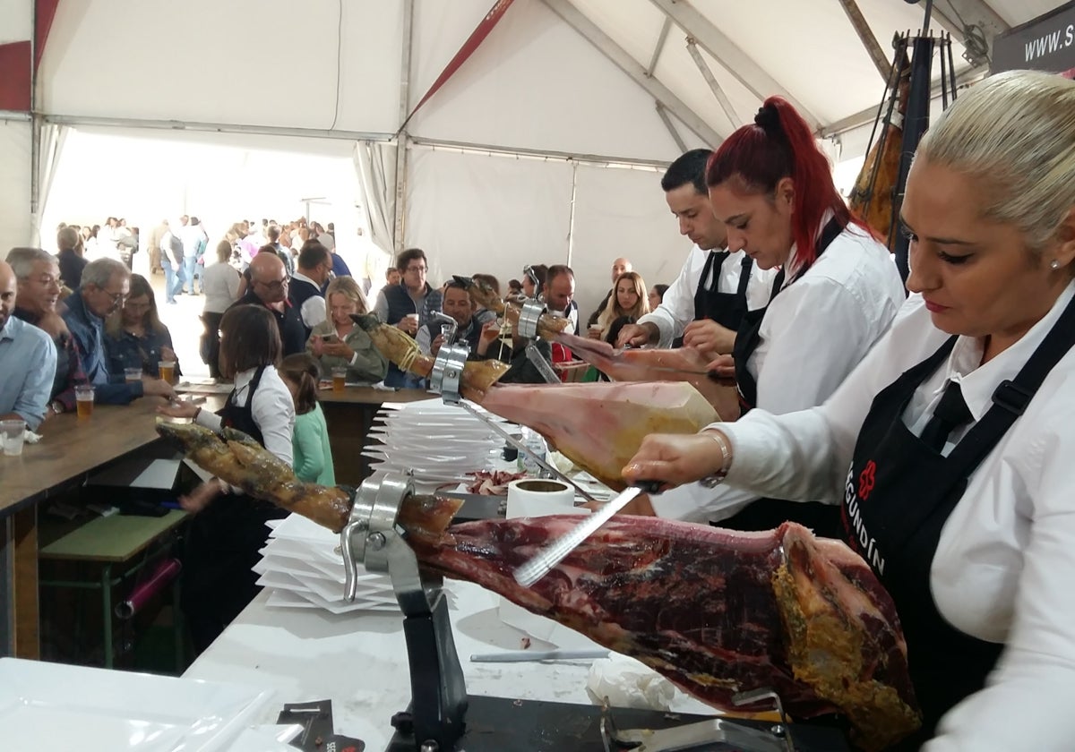 Cortadores participando en la 'Feria del Jamón' que celebra un pueblo de Huelva este mes de octubre