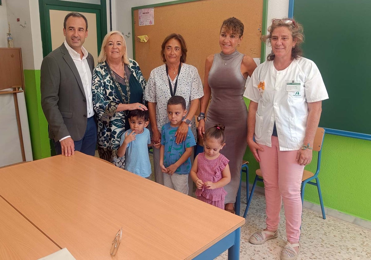 Los delegados de Educación y Salud (izqda.), esta mañana, en el inicio de la campaña