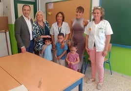 Los delegados de Educación y Salud (izqda.), esta mañana, en el inicio de la campaña