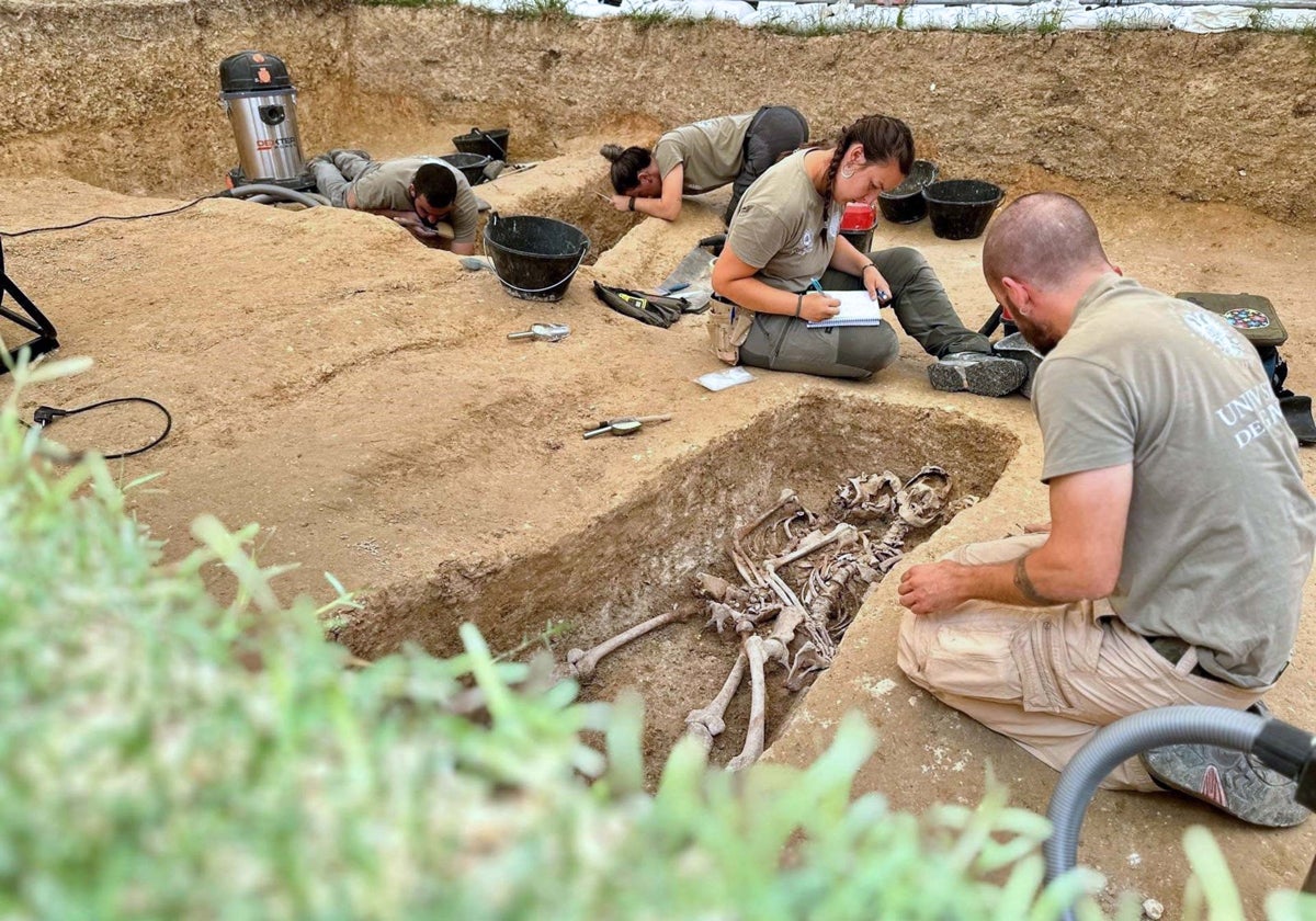 Trabajos de exhumación de restos de víctimas del franquismo en el cementerio de La Soledad de Huelva capital