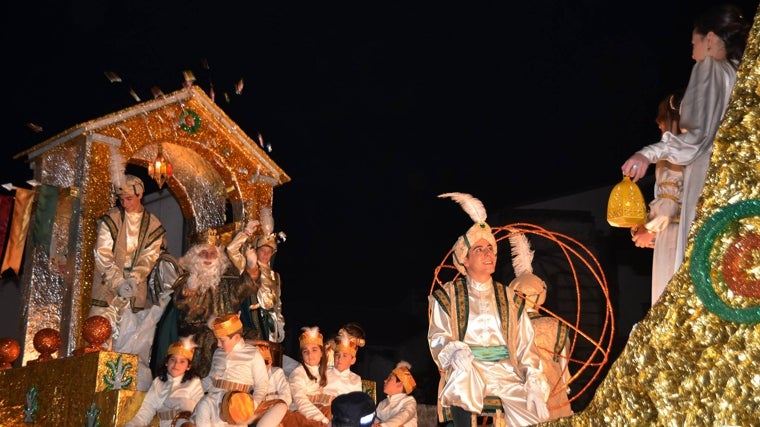 El pueblo de la Sierra de Huelva en el que cada rincón está lleno de magia: calles empedradas, casas blancas y mucha paz
