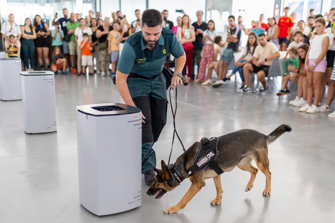 La visita al 'Duque de Ahumada' de la Guardia Civil, en imágenes