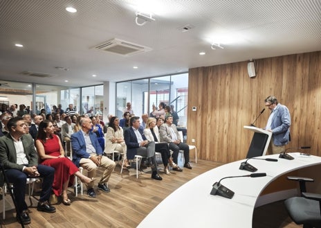 Imagen secundaria 1 - Ignacio Camacho ensalza el poder de la lectura en la reinauguración de la Biblioteca de Lepe