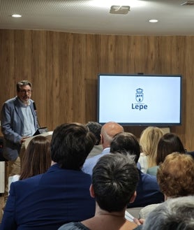 Imagen secundaria 2 - Ignacio Camacho ensalza el poder de la lectura en la reinauguración de la Biblioteca de Lepe