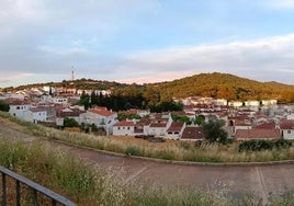 Sale a la venta una casa en Aracena con vistas privilegiadas a la sierra por 179.000 euros: tiene cuatro habitaciones, chimenea y garaje