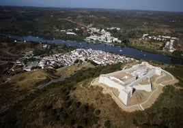 El pueblo de Huelva que la Guía Repsol recomienda visitar: «Casitas blancas, balcones de madera y olor a romero»