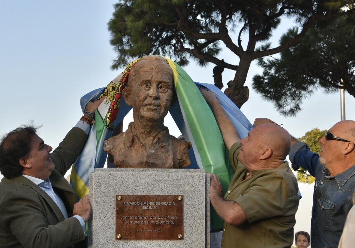 El busto de Ricardo Jiménez de Gracia, 'Richar' estará para siempre en la plaza 26 de Abril de Punta Umbría